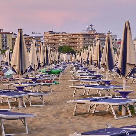 Poolside Views From Comfy Apartamento Bibione