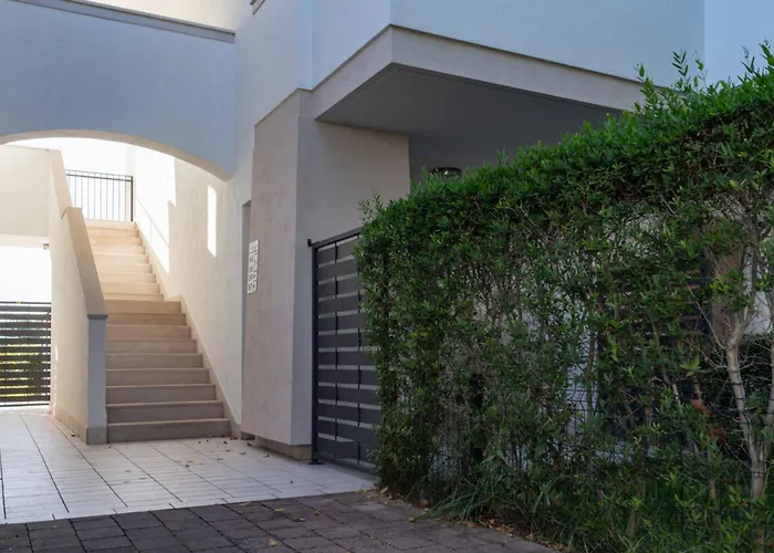 Comfy With Shared Pool Апартаменты *